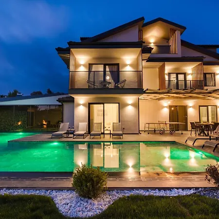 Gezer Luxury Private Pool فيلة